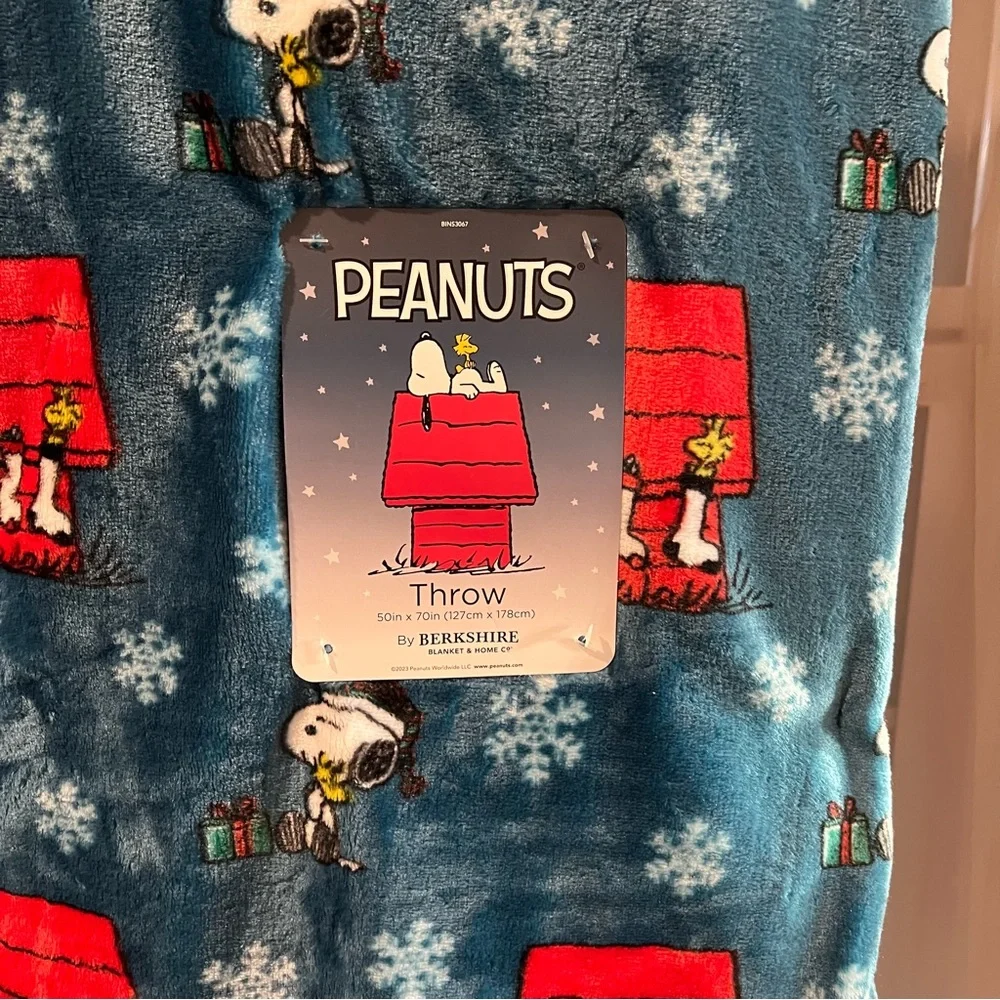 NEW Peanuts Holiday Christmas Snowflakes Snoopy Throw Berkshire 50” x 70”
